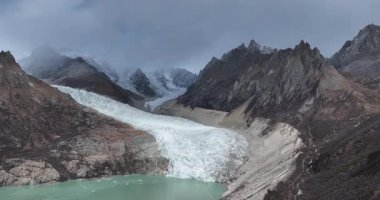 Tibet, Çin 'de buzullarda ve karlı dağlarda asılı güzel yüksek irtifa