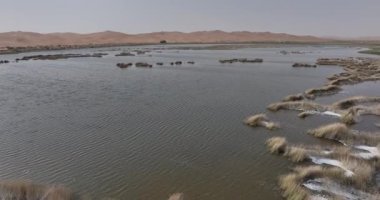 Çölde su birikintisi olan arazinin hava görüntüleri.