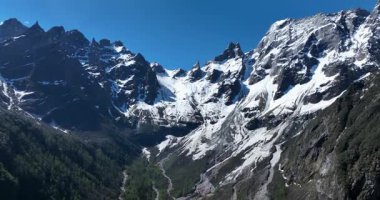 Karla kaplı güzel yüksek irtifa dağlarının hava görüntüleri.