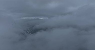 Güzel yüksek irtifa, kar kaplı dağ manzarasının hava görüntüleri.