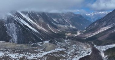 Tibet, Çin 'de buzullarda ve karlı dağlarda asılı güzel yüksek irtifa