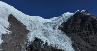 Karla kaplı güzel yüksek irtifa dağlarının hava görüntüleri.