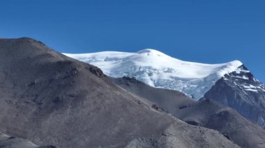 Karla kaplı güzel yüksek irtifa dağlarının hava görüntüleri.