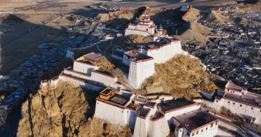 Tibet, Çin 'deki tepedeki antik tapınak.
