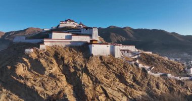 Tibet, Çin 'deki tepedeki antik tapınak.