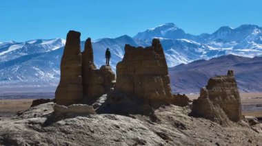 Terk edilmiş şatoda yürüyüşçü Tibet, Çin 'deki dağların manzarasının tadını çıkarıyor.