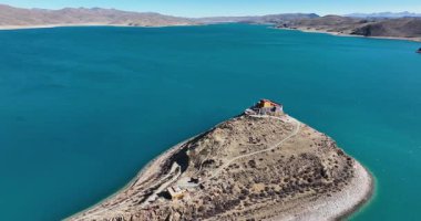 Yamdrok Yumtso Gölü 'nün Tibet, Çin' deki güzel manzarasının hava görüntüleri.