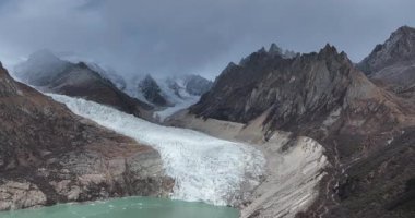 Tibet, Çin 'de buzullarda ve karlı dağlarda asılı güzel yüksek irtifa