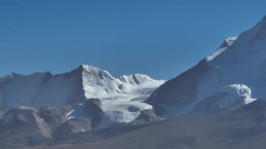 Karla kaplı güzel yüksek irtifa dağlarının hava görüntüleri.