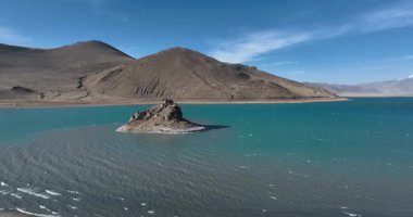 Yamdrok Yumtso Gölü 'nün Tibet, Çin' deki güzel manzarasının hava görüntüleri.