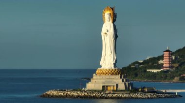 Sakin okyanus sularına bakan uzun heykel