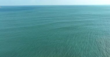 Sakin okyanus suları berrak mavi gökyüzünün altında