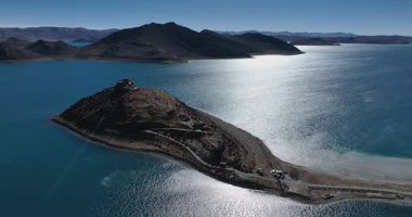 Yamdrok Yumtso Gölü 'nün Tibet, Çin' deki güzel manzarasının hava görüntüleri.