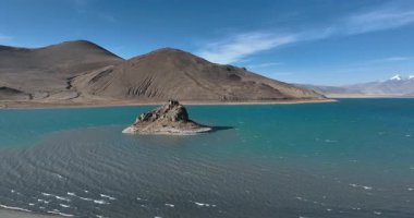 Yamdrok Yumtso Gölü 'nün Tibet, Çin' deki güzel manzarasının hava görüntüleri.