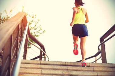 Merdivenlerin üzerinde çalışan erkek