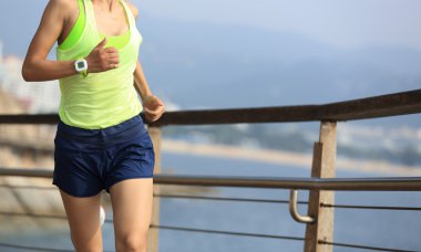 Sportif kadın tahta üzerinde çalışan