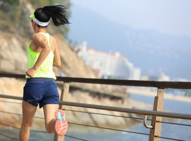 Sportif kadın tahta üzerinde çalışan