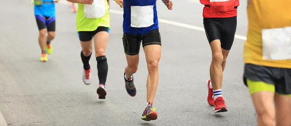 Maratoneti sulla strada della città. — Foto Stock