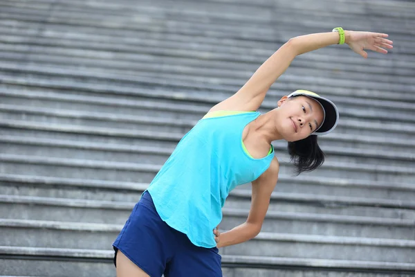 Coureur femelle étirement extérieur — Photo