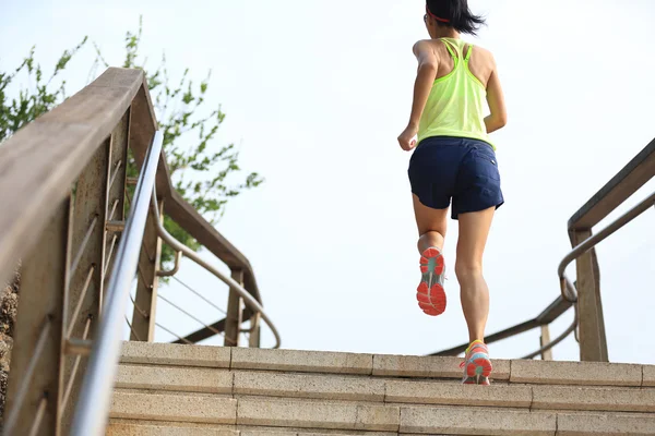 Женщина бежит по лестнице — стоковое фото
