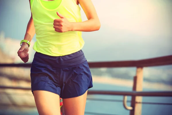 Femme sportive courir sur boardwalk — Photo