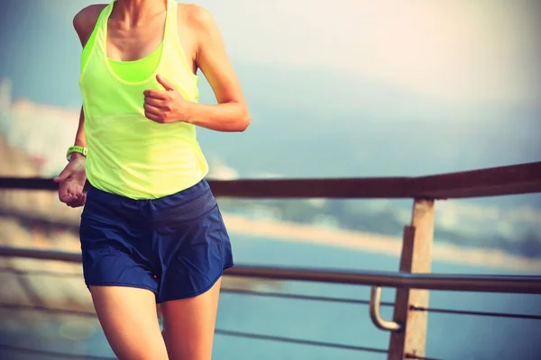 Sporty woman running on boardwalk — Stock Photo, Image