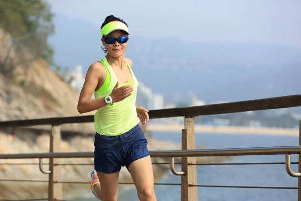 Sportieve vrouw waarop promenade — Stockfoto