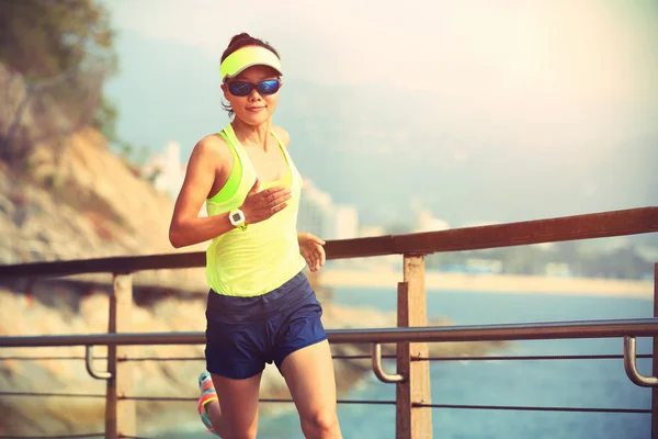 Sportliche Frau läuft auf Promenade — Stockfoto