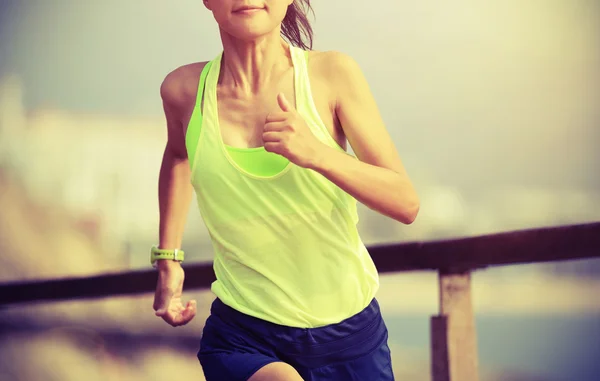 Donna sportiva che corre sul lungomare — Foto Stock