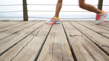 Sportif kadın runner bağlama ayakkabı bağı