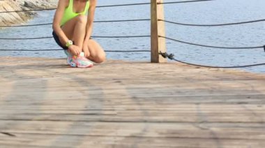 Sportif kadın runner bağlama ayakkabı bağı