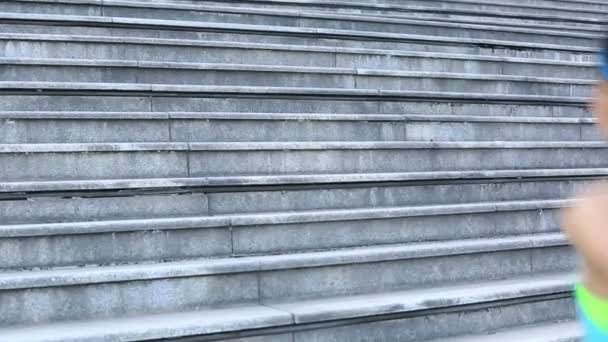 Жіночий спортсмен біжить по сходах — стокове відео