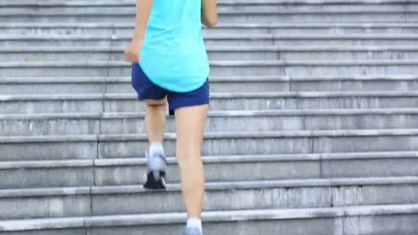 Спортсменка бежит вверх по лестнице — стоковое видео