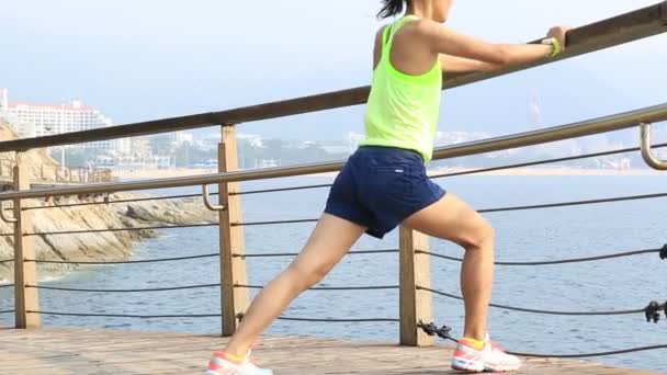 女性双腿，在浮桥上运行 — 图库视频影像
