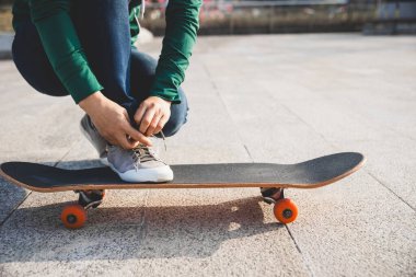 Kaykaycının şehirde kaykay yaparken çekilmiş görüntüsü.