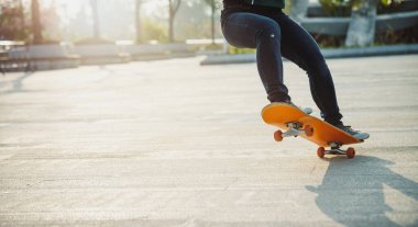 Kaykaycı şehir dışında kaykay yapıyor.