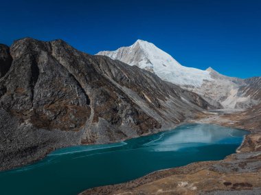 Tibet, Çin 'deki güzel kar kaplı dağ ve göl manzarası.