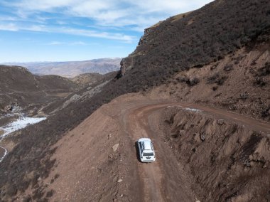 Sichuan, Çin - 08 Kasım 2024: Toyota 'yı Sichuan, Çin' deki yüksek irtifa dağlarında 4runner karayolundan çıkarmak