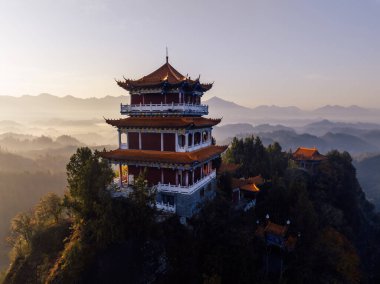 Çin 'in Hunan bölgesindeki Sunrise ve Antik Çin Buda Tapınağı manzarası