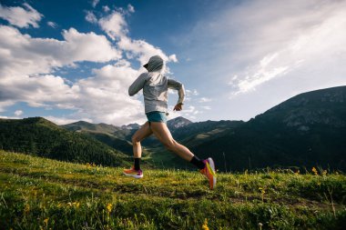 Yüksek rakımlı çayırlarda koşan bir patika koşucusu