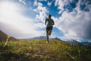 Yüksek rakımlı çayırlarda koşan bir patika koşucusu