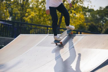 Kaykaycının kaykay çekimini şehirdeki kaykay parkında yaptık.