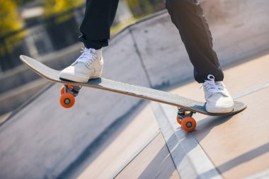 Kaykaycının kaykay çekimini şehirdeki kaykay parkında yaptık.