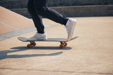 Kaykaycının kaykay çekimini şehirdeki kaykay parkında yaptık.