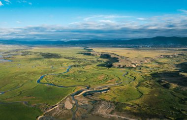 Litang, Çin 'de güzel kıvrımlı nehirler ve yeşil çayırlar