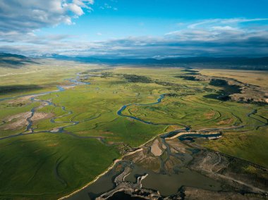 Litang, Çin 'de güzel kıvrımlı nehirler ve yeşil çayırlar