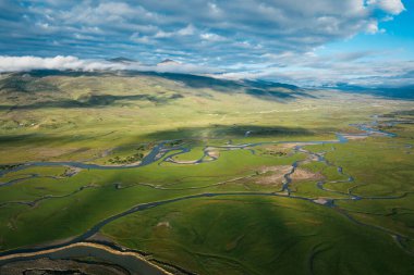 Litang, Çin 'de güzel kıvrımlı nehirler ve yeşil çayırlar