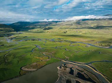 Litang, Çin 'de güzel kıvrımlı nehirler ve yeşil çayırlar