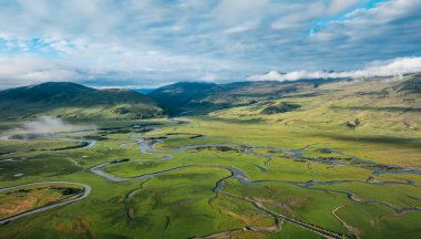 Litang, Çin 'de güzel kıvrımlı nehirler ve yeşil çayırlar