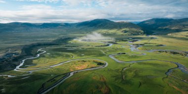Litang, Çin 'de güzel kıvrımlı nehirler ve yeşil çayırlar